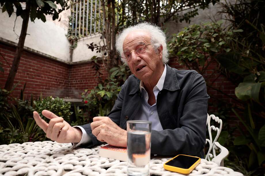 El escritor mexicano Francisco Martín Moreno, habla durante una entrevista en Ciudad de México (México).