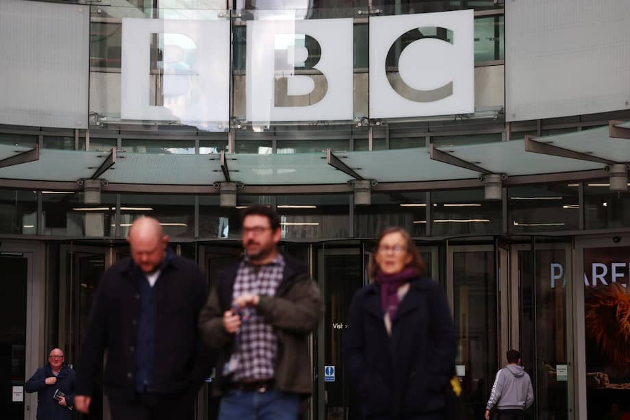 Los abogados de Trump le enviaron una carta a la BBC en la que acusan a la cadena de difamar al presidente por editar uno de sus discursos antes de los disturbios en el Capitolio en enero de 2021.