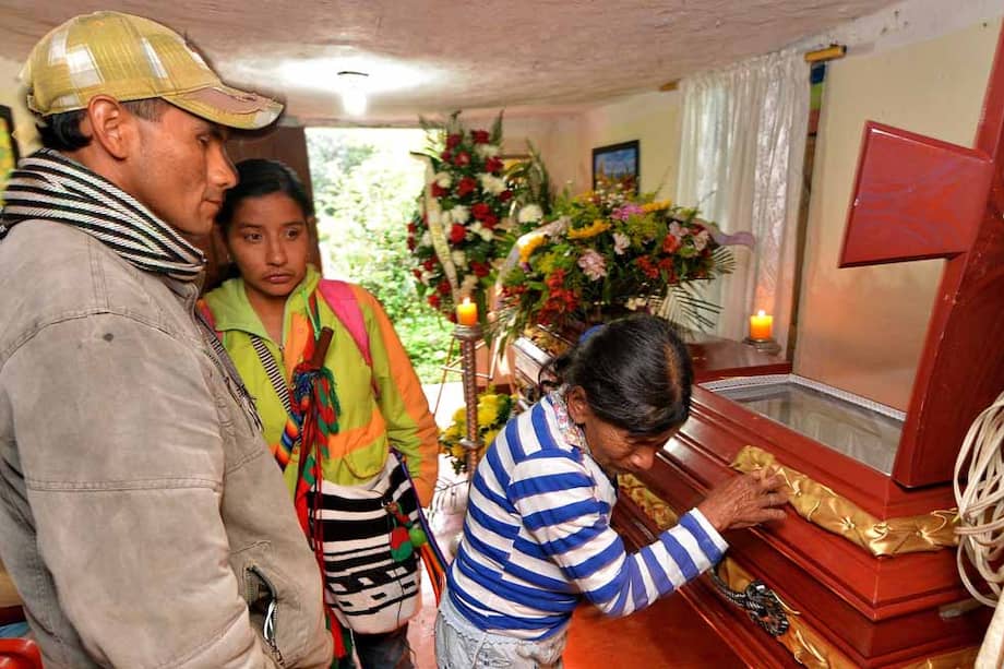 Hoy, a las 10:00 a.m., será el sepelio de los guardias indígenas Manuel Tumiñá y Daniel Coicué, asesinados por guerrilleros de las Farc el pasado miércoles. / Cortesía ‘El País’