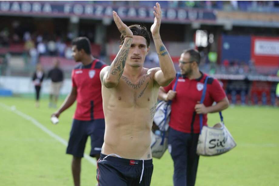 Fabio Pisacane aplaude tras debutar en la Serie A de Italia con el Cagliari. / @CagliariCalcio