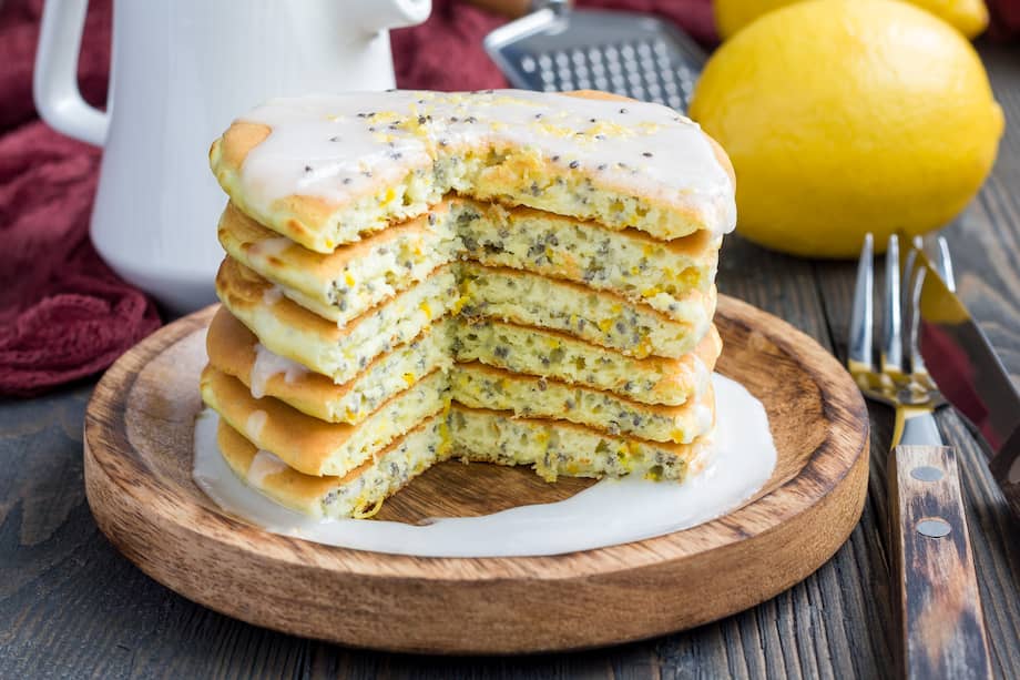Estos pancakes de yogur griego, limón y amapola son ideales para empezar el día de forma nutritiva, son sin azúcar refinada.