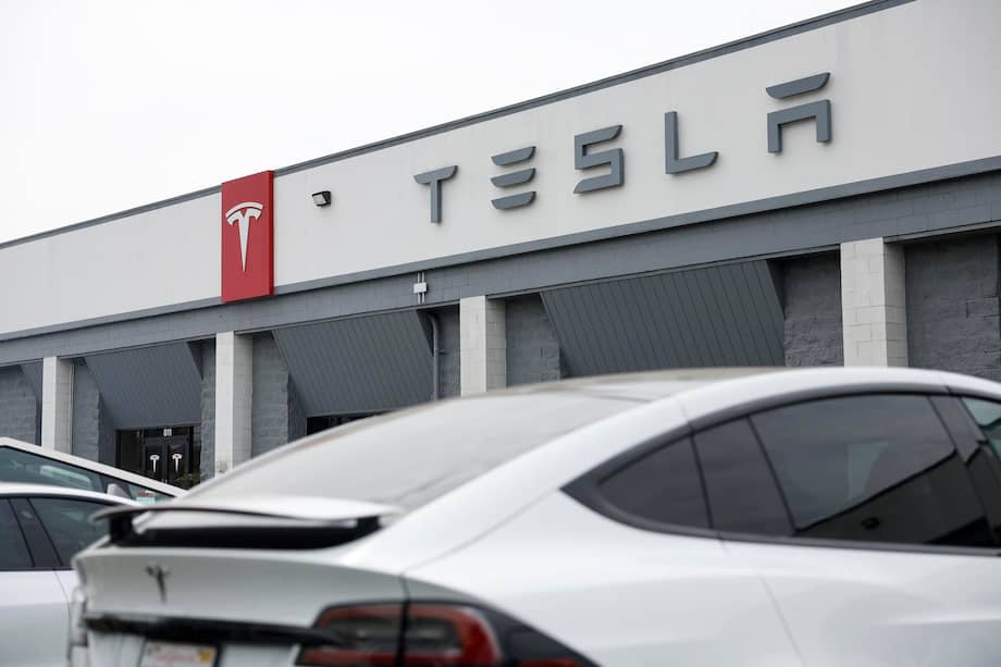 Fotografía de archivo del 18 de agosto de 2025 que muestra una sala de exposición de la compañía Tesla en Burbank (EE.UU.).