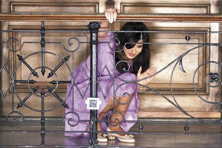 La presidenta de Argentina, Cristina Fernández, saluda a sus seguidores durante un acto oficial en la Casa Rosada, el miércoles anterior. / EFE