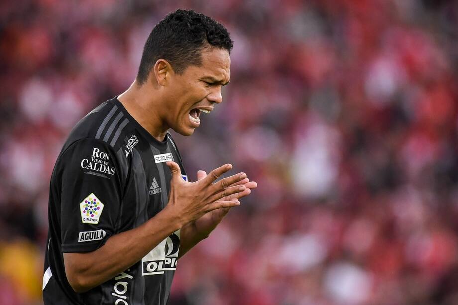 Desesperado y lamentándose, así se vio en varias oportunidades Carlos Bacca en el empate contra Santa Fe.