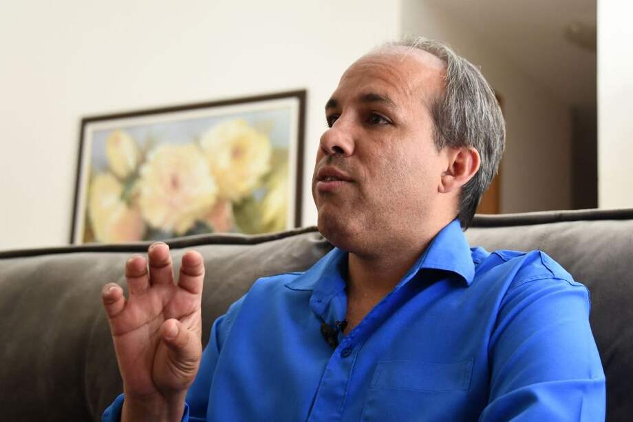 Durante casi tres años, Fabiano Guimarães, de 42 años, apareció una y otra vez en ceremonias y viajes junto al presidente ultraderechista Jair Bolsonaro, interpretando sus palabras para la audiencia sorda.