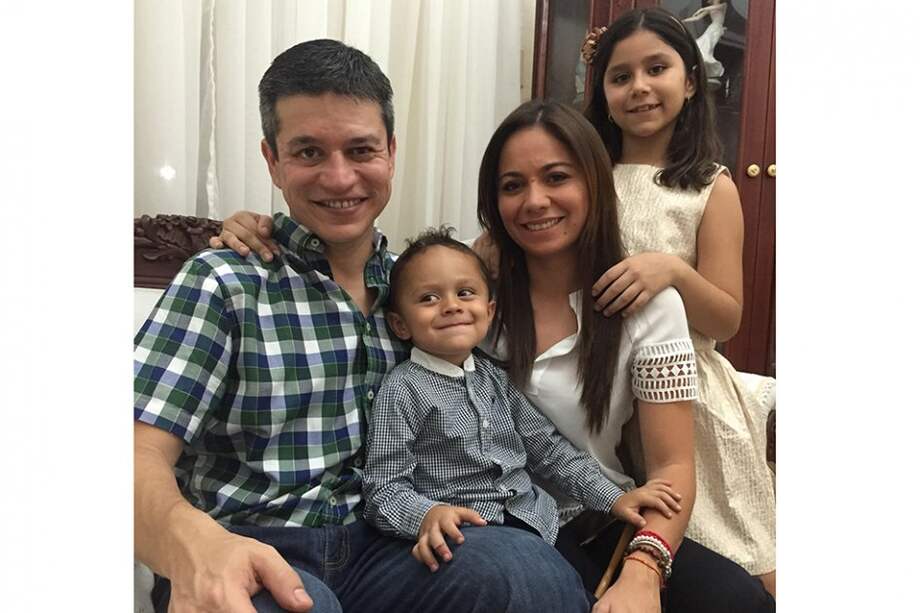 Ramón Cabrales celebra estar de nuevo con su esposa Meliza y sus hijos Sarita y Manuel. / Cortesía de la familia