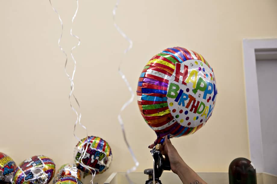 Desde 2015 está prohibido el uso de cilindros para generar gas hidrógeno e inflar globos con este material por ser altamente inflamable y explosivo.