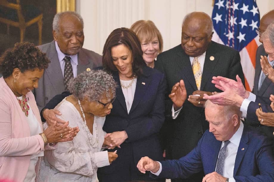 La aprobación de esta ley se dio con una rapidez tan inusual que muchos no sabían qué esperar. Como el 19 de junio esta vez caía un sábado, el Gobierno optó por dar el día libre el viernes a nivel federal, lo que causó confusión en la población que no estaba informada del nuevo feriado. / AFP / Jim WATSON