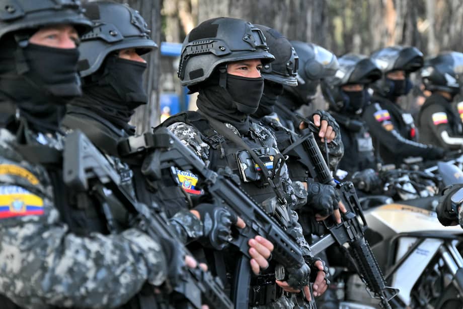 Miembros de la Policía Nacional participan en un operativo cerca del Mercado Las Cuadras, al sur de Quito, el 4 de agosto de 2026.