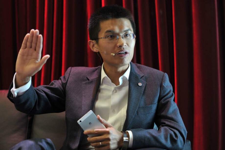 Cheyewei sostiene el Huawei P8 antes del lanzamiento. / Cristian Garavito