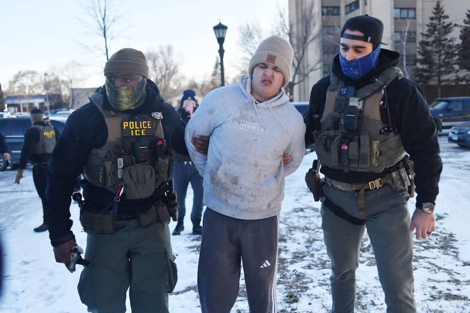 Agentes federales de inmigración detienen a un hombre durante un operativo del Servicio de Inmigración y Control de Aduanas de Estados Unidos (ICE) y la Patrulla Fronteriza en St. Paul, Minnesota.