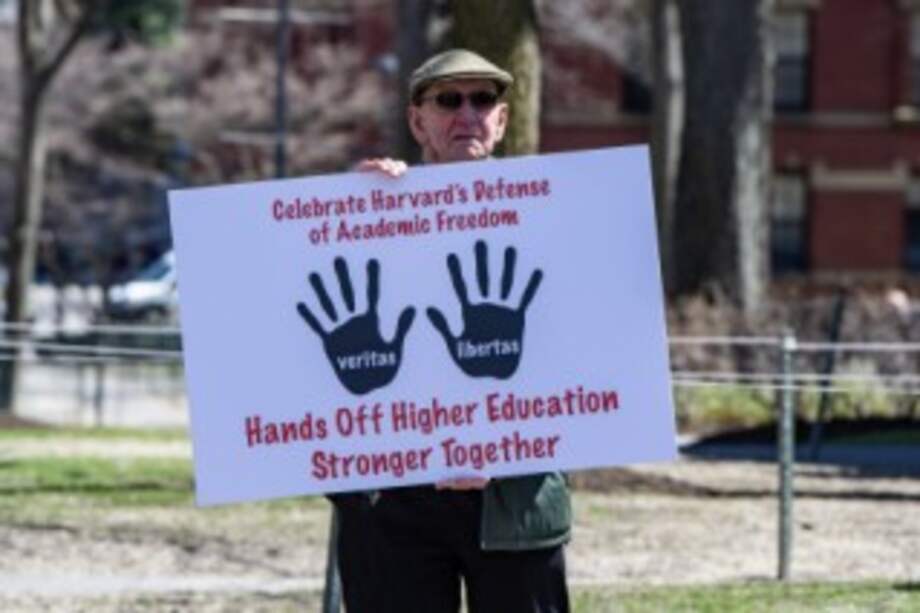 Es refrescante ver a una universidad de tal importancia responder con vehemencia, pues solo así la democracia y las libertades podrán protegerse