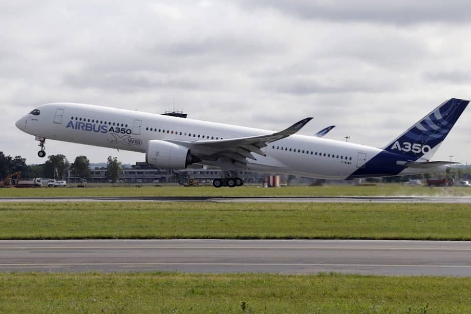 El nuevo avión A350 XWB del fabricante europeo Airbus despegando del aeropuerto de Toulouse, en el sur de Francia./ EFE