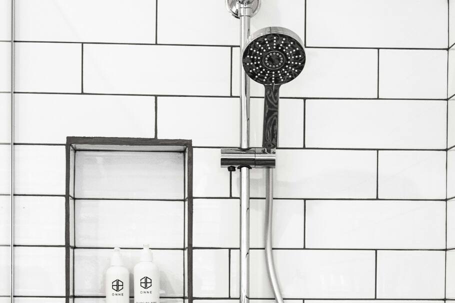 ¿Tienes moho en la ducha? Si lo quieres quitar sin usar químicos fuertes acá te dejamos una mezcla que podría ayudarte a dejarla impecable.