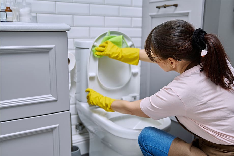 Limpiar el inodoro con vinagre y bicarbonato sirve para desinfectarlo.