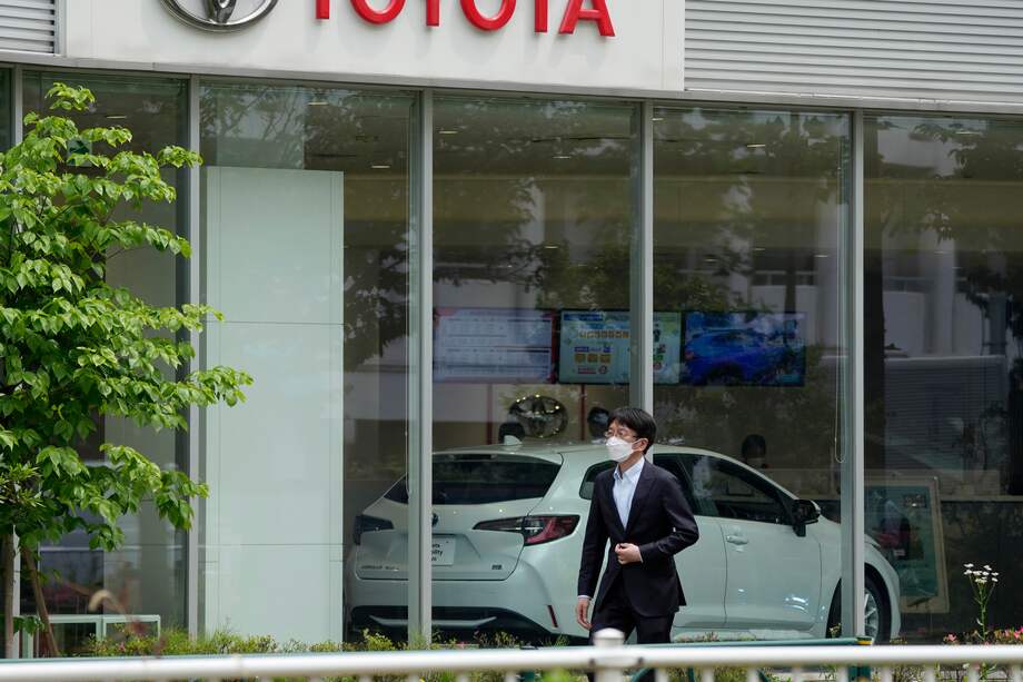Tokyo (Japan), 11/05/2022.- A pedestrian walks past a Toyota Motor dealer in Tokyo, Japan, 11 May 2022. Toyota Motor Corp. posted its operating profit for financial result of 2021 ended on March 2022, increasing more than 36 percent to three trillion yen (about 23 billion US dollar), and record high net profit of 2.85 trillion yen, 26.9 per cent up from the previous year. (Japón, Tokio) EFE/EPA/KIMIMASA MAYAMA