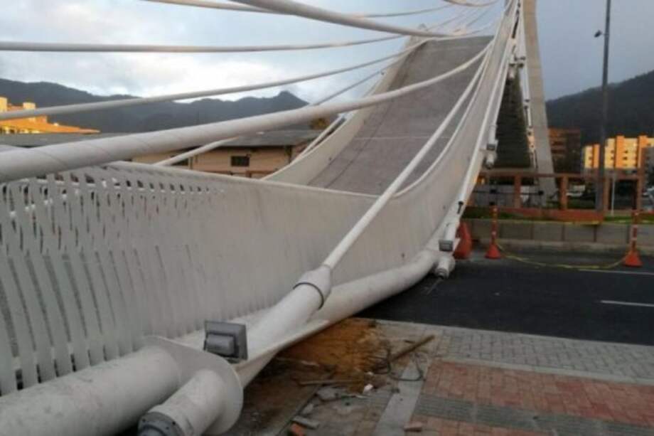 'No existe causa que justifique participación de soldados y civiles en prueba de carga en puente peatonal'