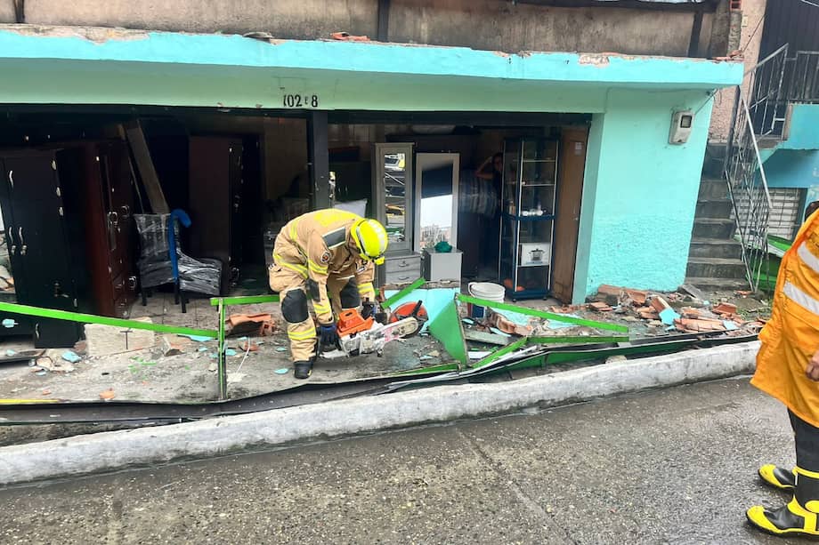 La caída de un parasol metálico en Medellín dejó dos personas heridas.