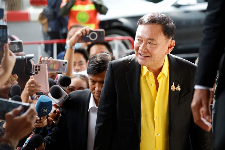 El exprimer ministro tailandés, Thaksin Shinawatra, llegando al Tribunal Penal de Bangkok, Tailandia.