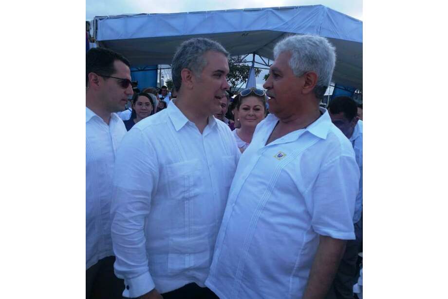 El alcalde del municipio, Víctor Hugo Forero, con el presidente Duque, durante la celebración de los 99 años de la Fuerza Aérea, en Barranquilla. / Facebook Alcaldía de Villa de Leyva