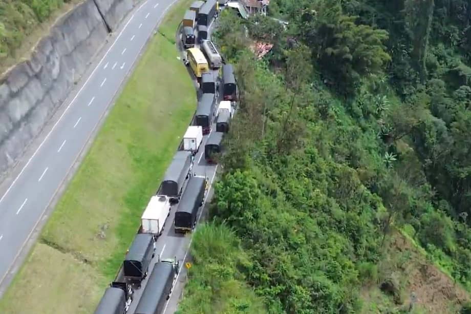 Los bloqueos mantienen restringida la movilidad hacia Bucaramanga, el acceso al aeropuerto de Palonegro, la operación de la terminal de transportes y la conexión con varias regiones del país.
