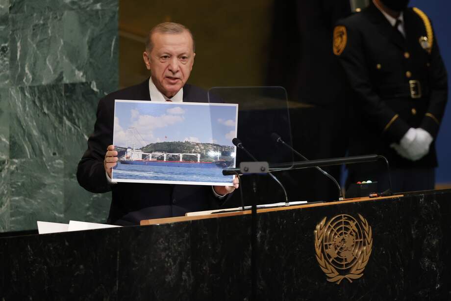 El presidente de Turquía, Recep Tayyip Erdogan, sostiene una foto de un barco de granos mientras pronuncia su discurso durante el Debate General 77 dentro del Salón de la Asamblea General en la Sede de las Naciones Unidas en Nueva York.