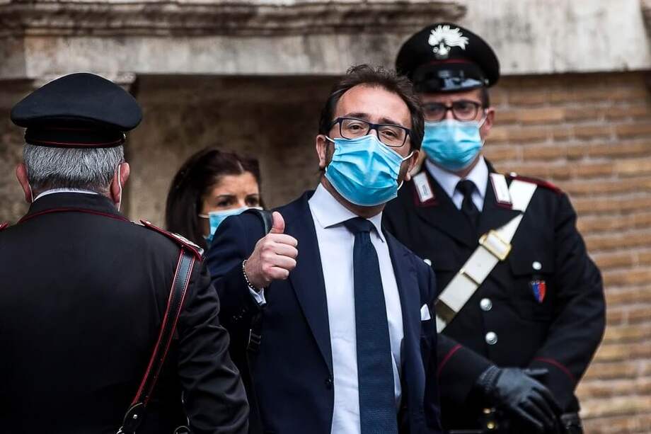 El ministro de Justicia italiano, Alfonso Bonafede, abandona el senado luego de la votación en su contra. / EFE