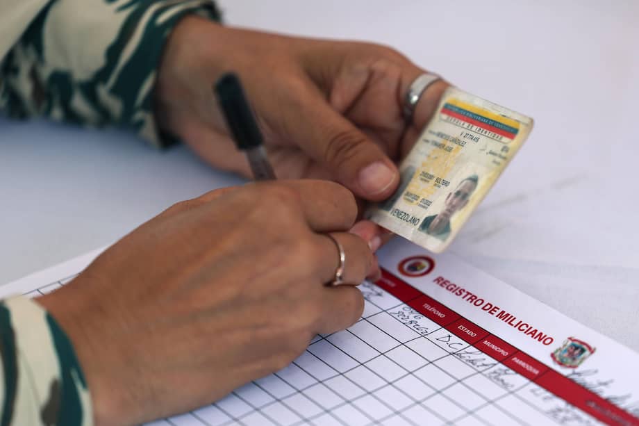 Una persona participa en una jornada de alistamiento convocada por el Consejo Nacional Electoral (CNE) en Caracas, en medio de las tensiones entre Venezuela y Estados Unidos por el despliegue de embarcaciones estadounidenses en el Caribe.