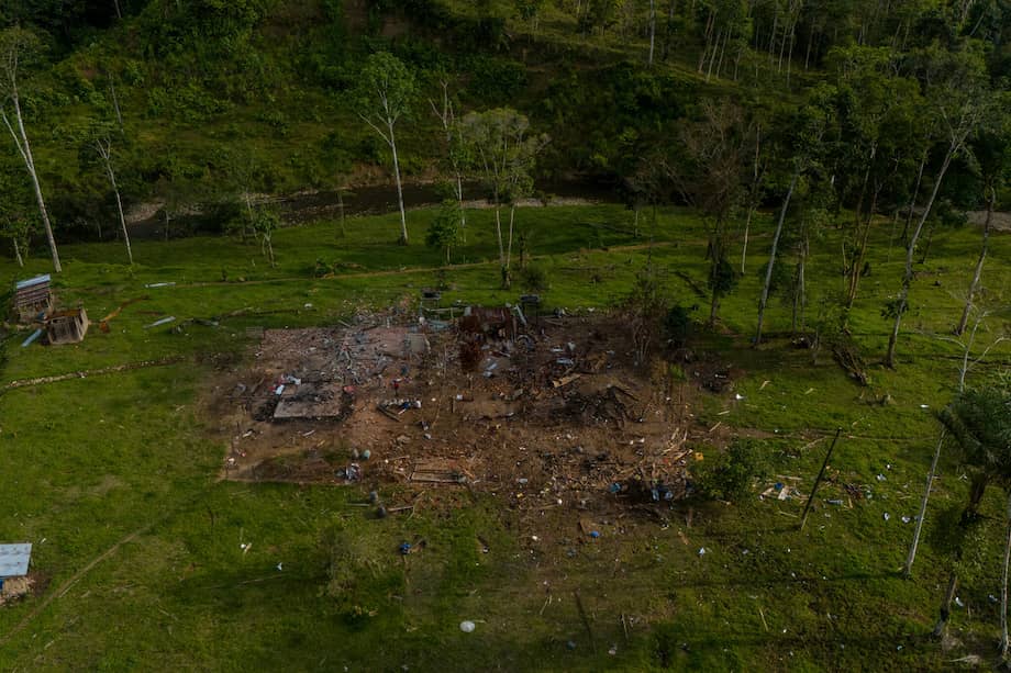 Los restos de una granja de ganado lechero en San Martín que fue quemada y bombardeada por los militares de Ecuador.
