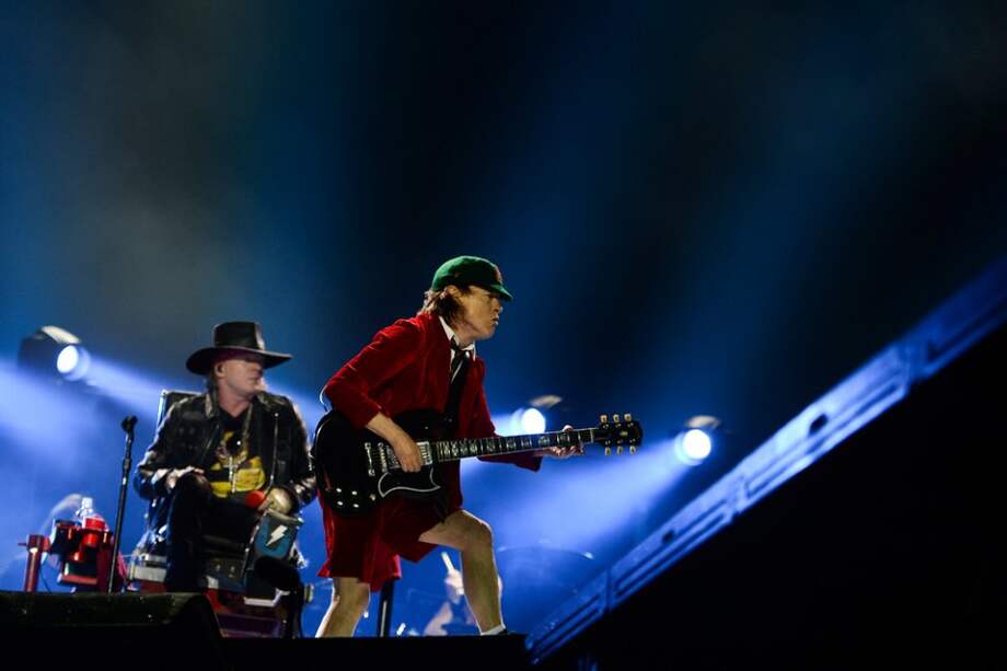 Axl Rose y Angus Young en concierto. / AFP
