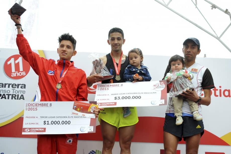 Podio masculino en la carrera de ascenso a la torre Colpatria. Foto: Prensa Correcamnos