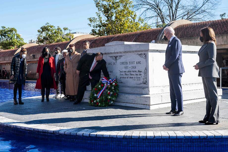 Biden eligió ir a Georgia, antiguo estado esclavista, emblemático de las luchas pasadas contra la segregación racial, así como de las tensiones de Estados Unidos en la actualidad, y comenzó su visita con un alto frente a la tumba de Martin Luther King, en compañía de Kamala Harris.