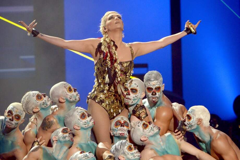 Ke$ha canta en los American Music Awards 2012. / AFP