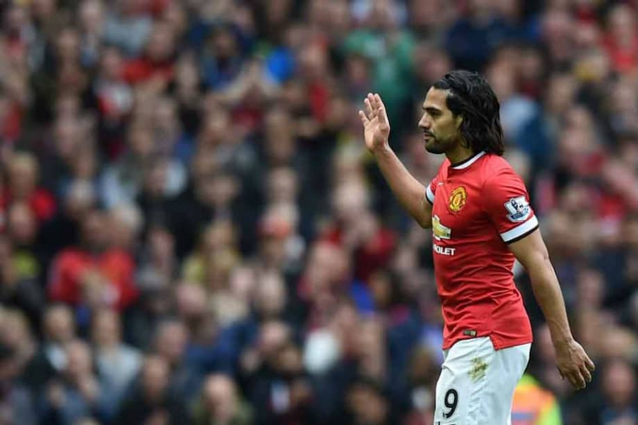Radamel Falcao se despide de la hinchada de Manchester United. Foto: AFP