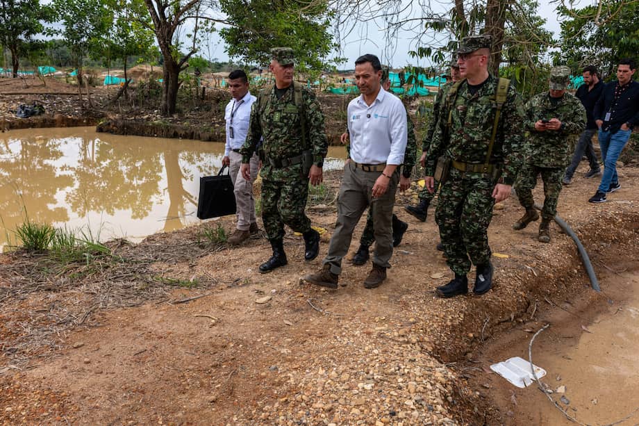 Pedro Sánchez, en el centro, ministro de Defensa de Colombia, visitando una explotación minera ilegal en una base militar y sus alrededores el mes pasado.