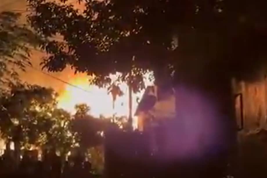 Imagen de video de redes sociales en el que un habitante del sector registró el incendio y solicitó ayuda en X.
