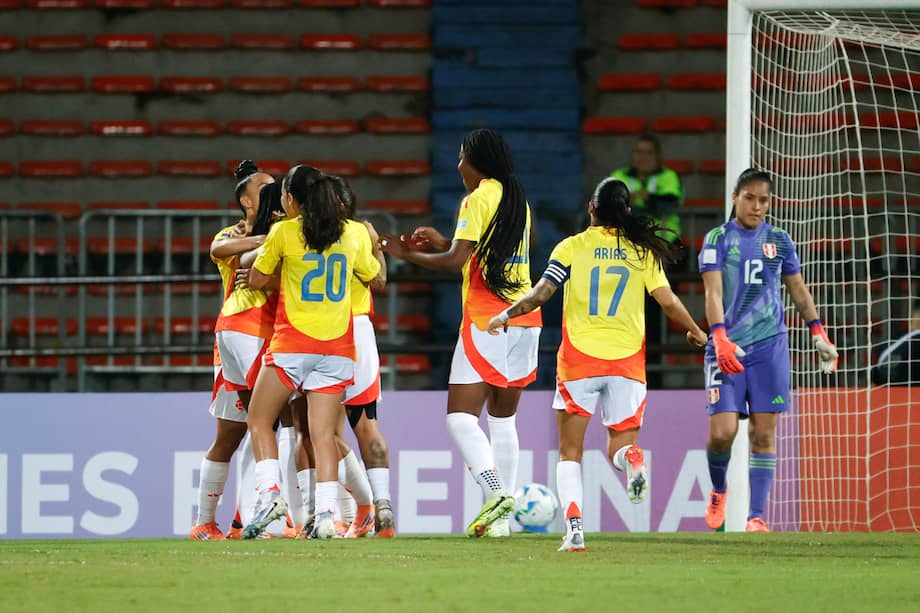 Las jugadoras de Colombia celebran uno de los goles en Medellín.