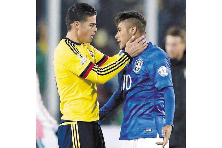 James Rodríguez intenta consolar a Neymar al final del juego del miércoles, en Santiago. EFE