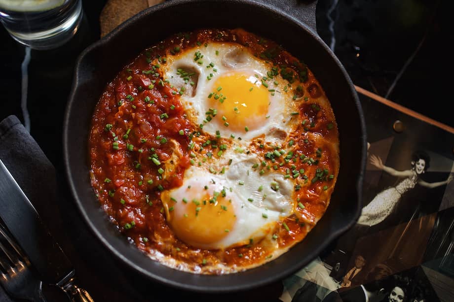Empieza el día saboreando estos deliciosos huevos. Acompáñalos con una buena taza de chocolate.