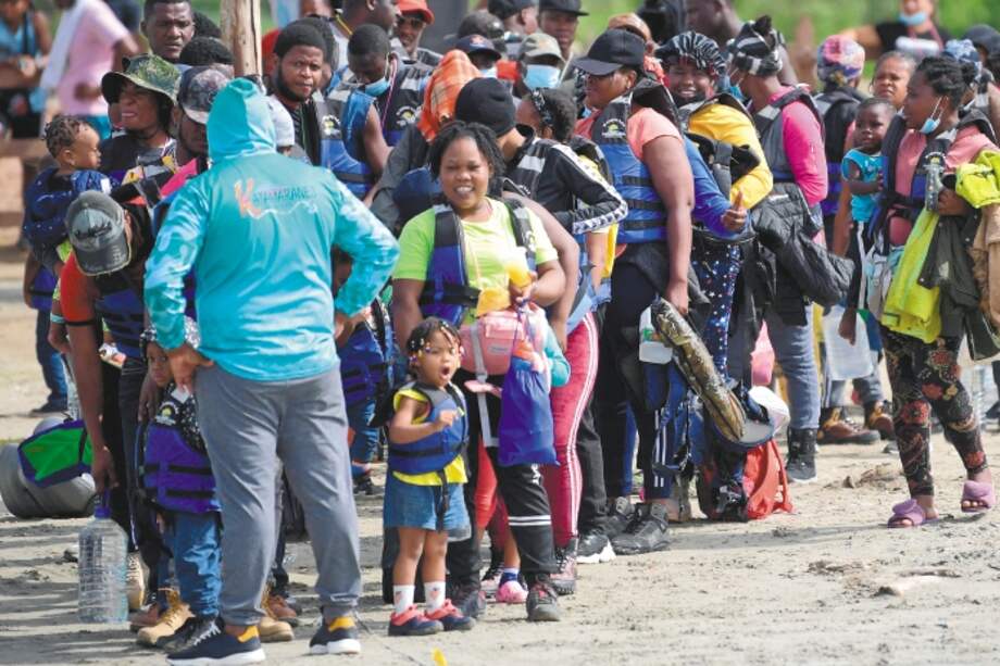En este momento hay cerca de 19.000 personas represadas en Necoclí y se espera que durante el fin de semana la cifra aumente. / AFP