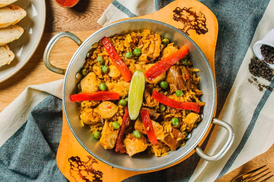 El restaurante español La Encina propone esta exquisita receta de la paella valenciana.