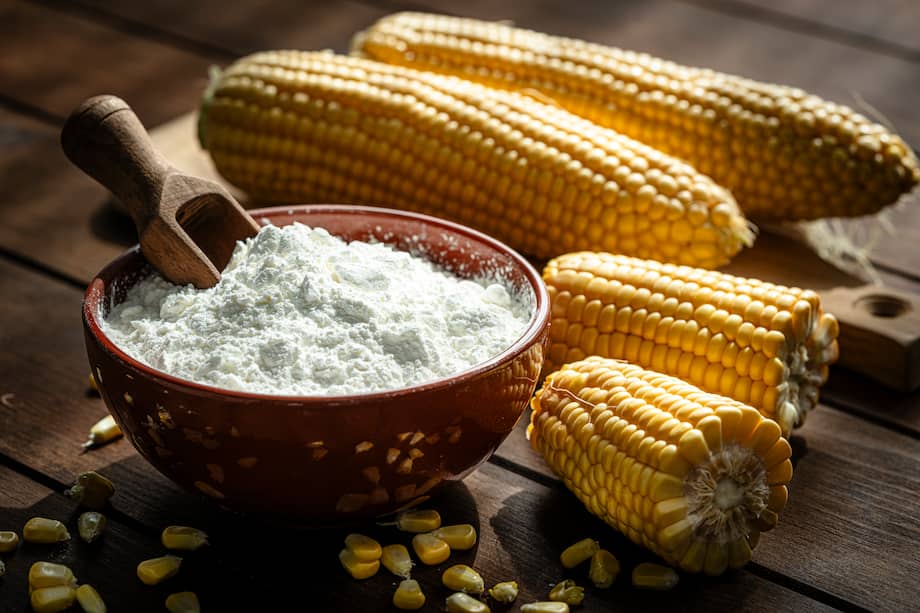 La fécula de maíz es un polvo blanco y fino que se usa para espesar sin cambiar de forma marcada el sabor de la preparación.
