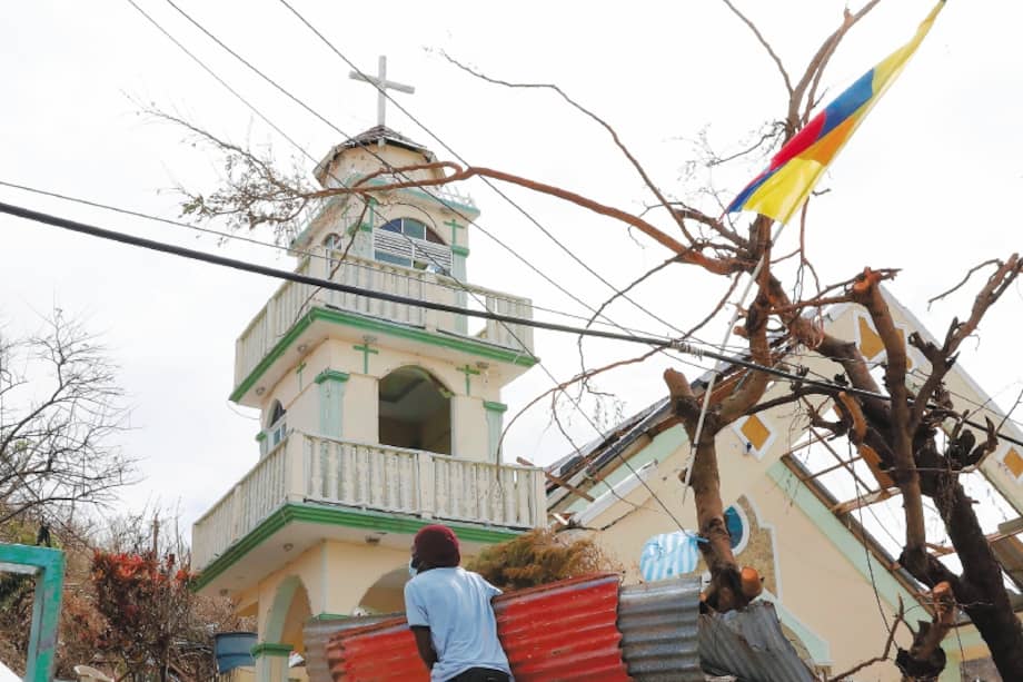 A pesar de la destrucción que dejó el huracán Iota, los habitantes de la isla de Providencia trabajan en la reconstrucción de su isla y no pierden su espíritu alegre y comunitario que los ha caracterizado.