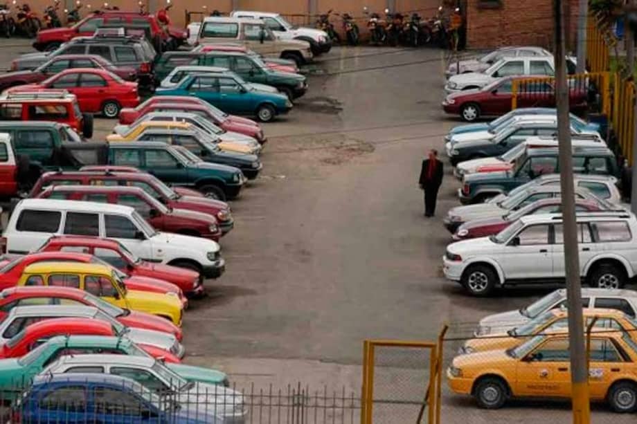 Parqueaderos deberán contar con póliza para responder por hurtos o daños a vehículos