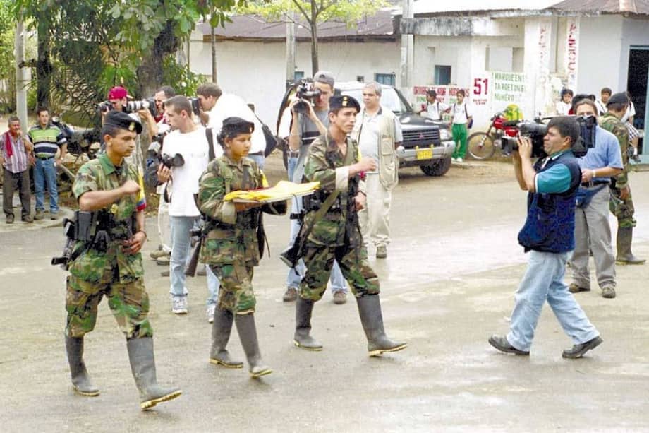 Telesur dice que gobierno y guerrilla firman acuerdo para inicio de diálogos