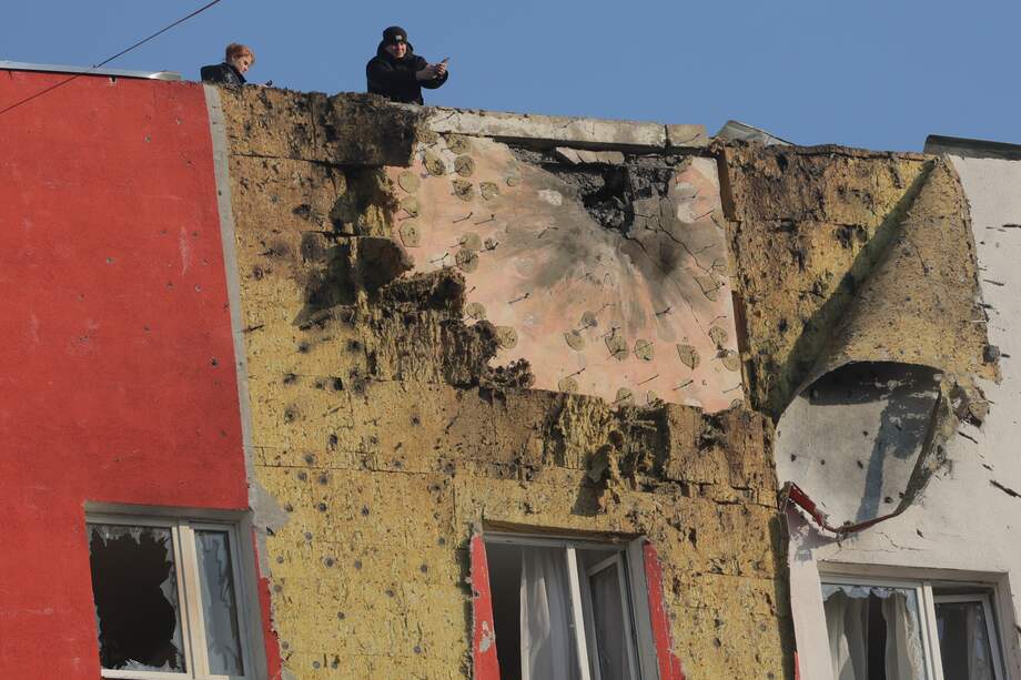 Vista de un edificio de apartamentos dañado tras un ataque con drones ucranianos en Moscú