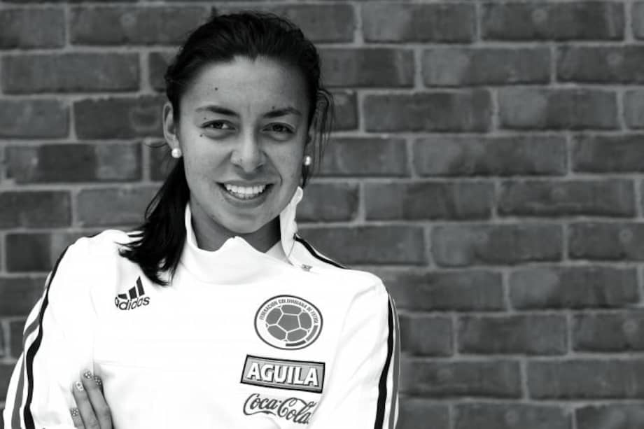 Yoreli Rincón en sus tiempos felices en la Selección Colombia de fútbol. Luego los machos la persiguieron, la excluyeron y la dejaron sin poder vestir la camiseta nacional.