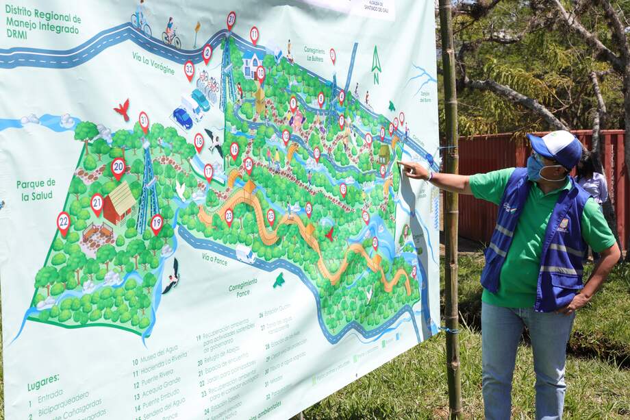Oscar Villani, director de Dagma junto al mapa del Eco-parque Corazón de Pance.