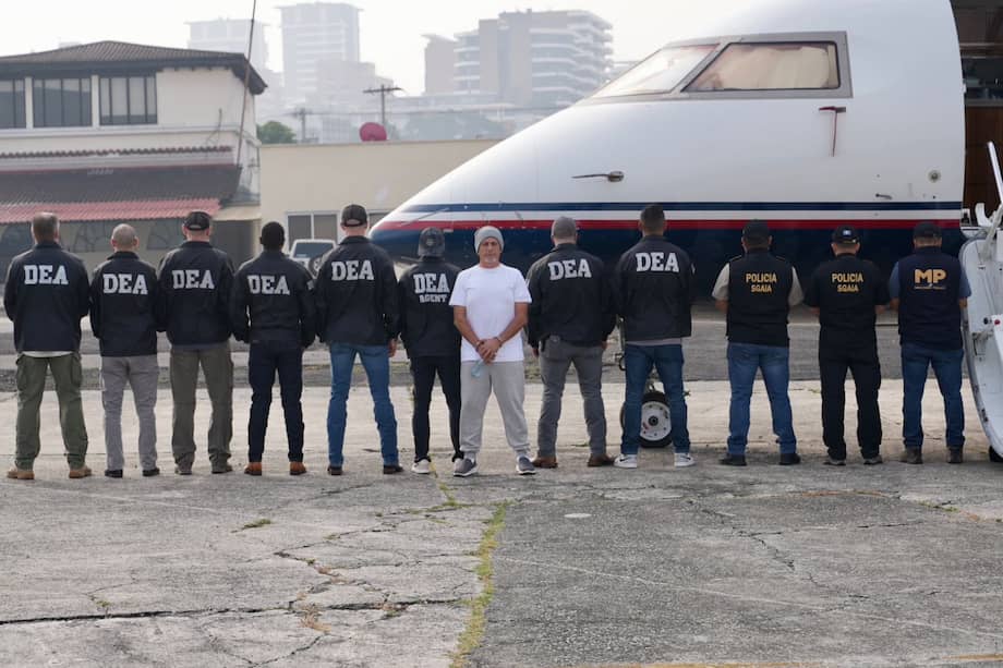 Fotografía cedida por la Embajada de los Estados Unidos en Guatemala que muestra a integrantes de las autoridades guatemaltecas y agentes del Departamento Antidrogas de Estados Unidos, custodiando al supuesto líder del cartel del narcotráfico 'Los Huistas', Aler Baldomero Samayoa.
