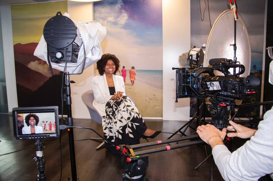 • La serie cuenta con los valiosos testimonios de mujeres activistas y líderes de luchas feministas en Colombia que han sido protagonistas de los cambios y las transformaciones sociales producto de las luchas femeninas como: Maruja Vieira, Imelda Arana, Francia Márquez, Catalina Pérez, Aída Avella y Ángela Robledo, entre muchas otras.